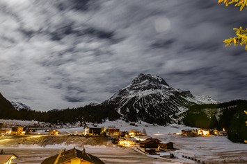 Skihotel: Ein Blick über den Ort in die faszinierende Bergwelt Lechs - Hotel Plattenhof