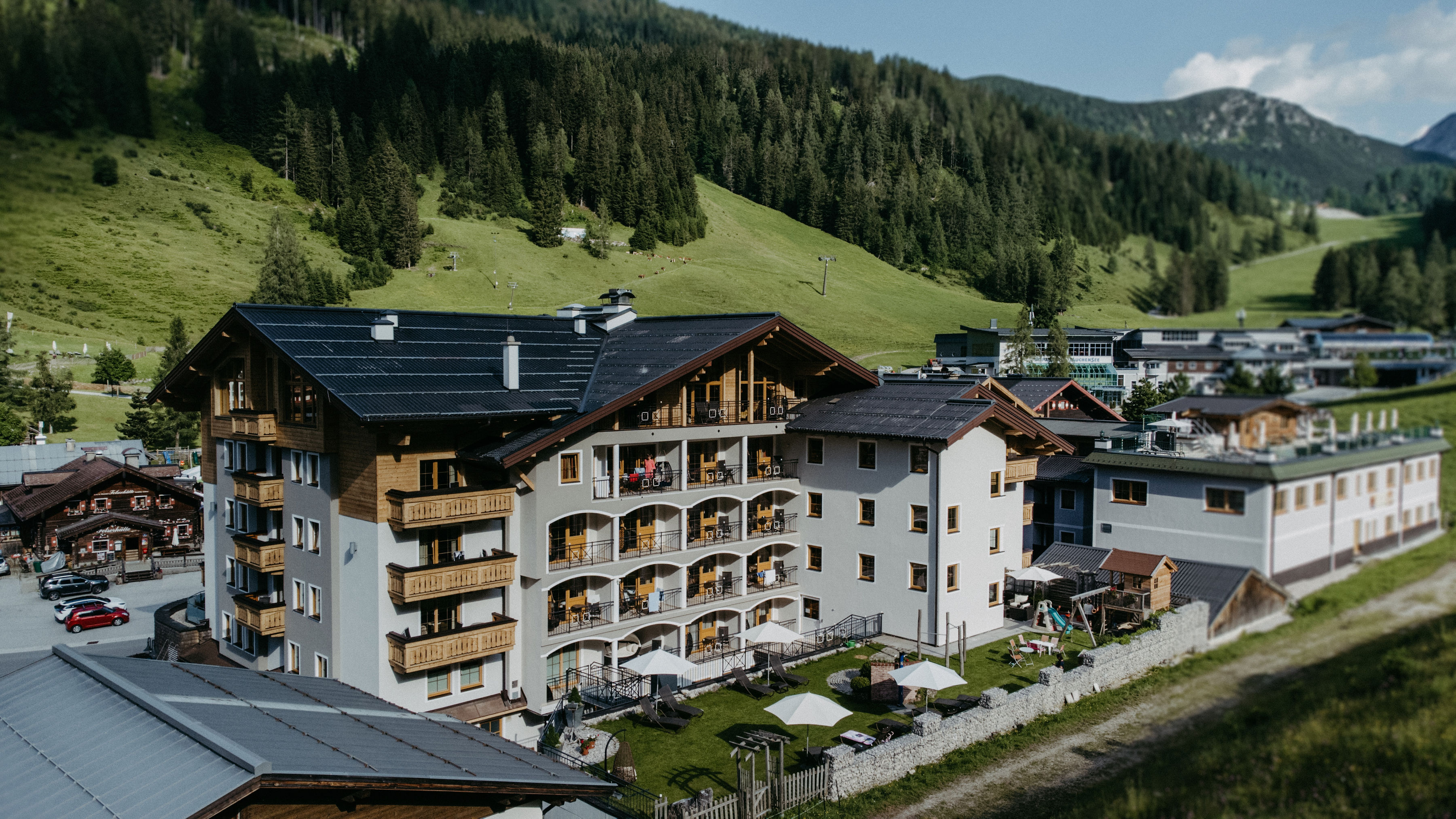 Skihotel: Hotelansicht außen vom Garten - Hotel Salzburger Hof Zauchensee