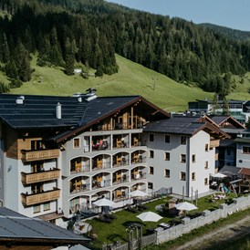 Skihotel: Hotelansicht außen vom Garten - Hotel Salzburger Hof Zauchensee
