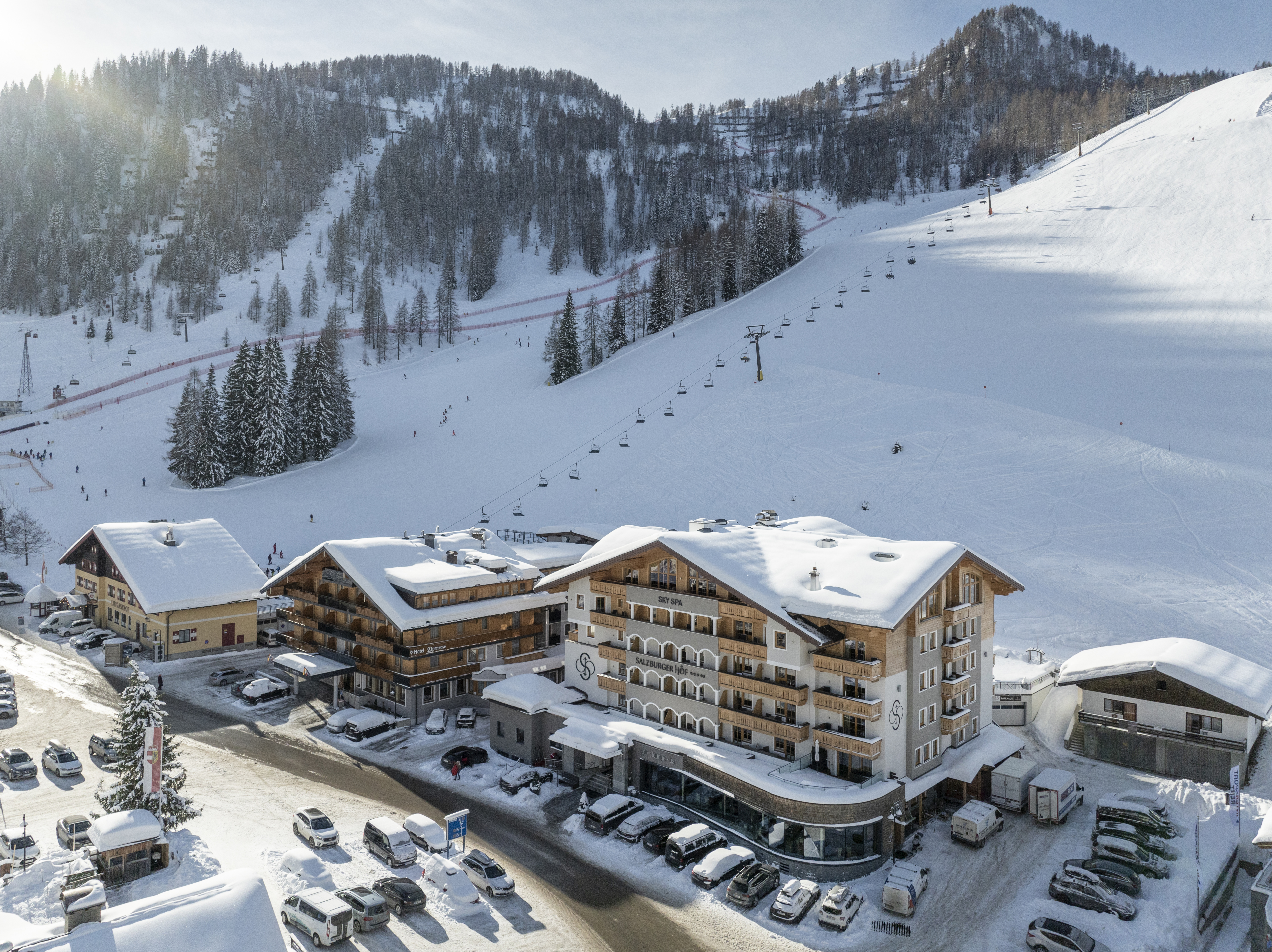 Hotels an der Piste - Sonnenterrasse - Wagrain - Hotelansicht außen direkt an der Piste - Hotel Salzburger Hof Zauchensee