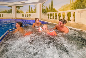 Skihotel: Pool mit Whirlpool - Hotel Salzburger Hof Zauchensee