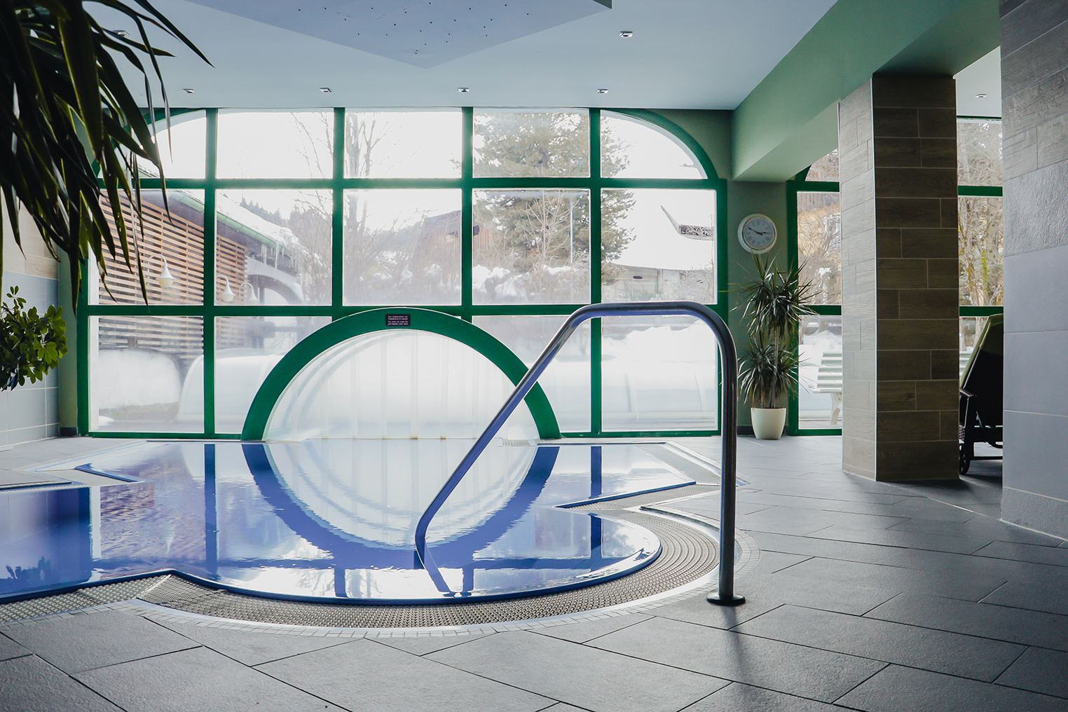 Hotels an der Piste - Hotel-Schwerpunkt: Skifahren & Wellness - Steiermark - Aussen und Innenpool - Hotel Alpenblick Kreischberg