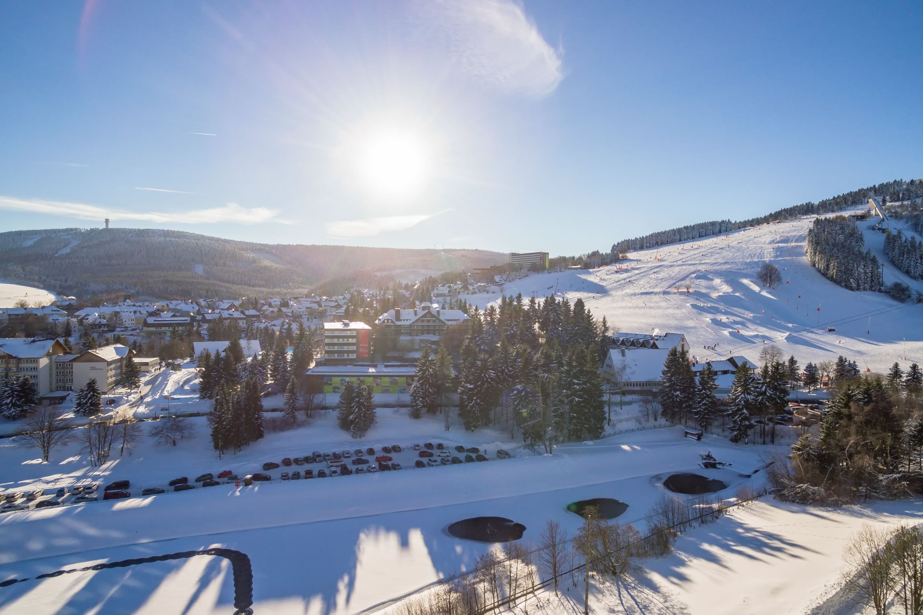 Skihotel: Ausblick im Winter - Best Western Ahorn Hotel Oberwiesenthal - Haus | Umgebung, Ski | Piste