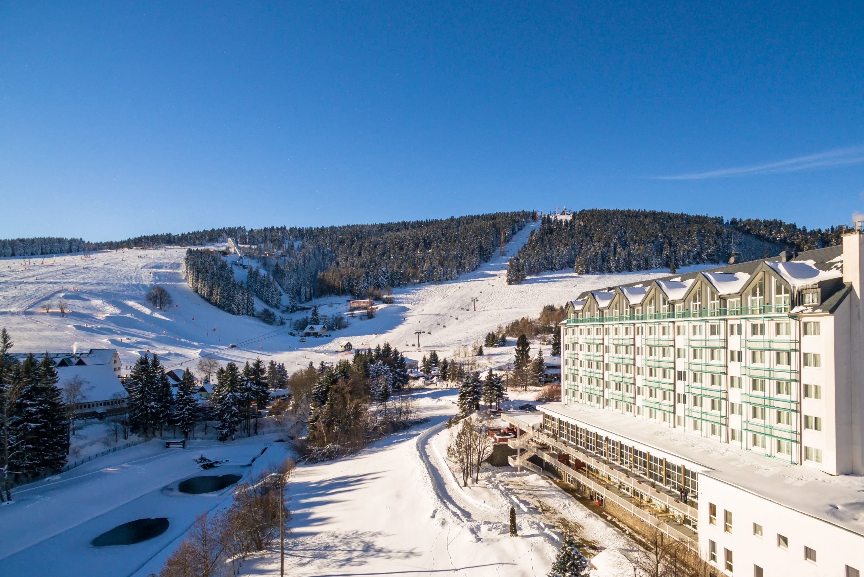 Hotels an der Piste - Deutschland - Außenansicht im Winter - Best Western Ahorn Hotel Oberwiesenthal