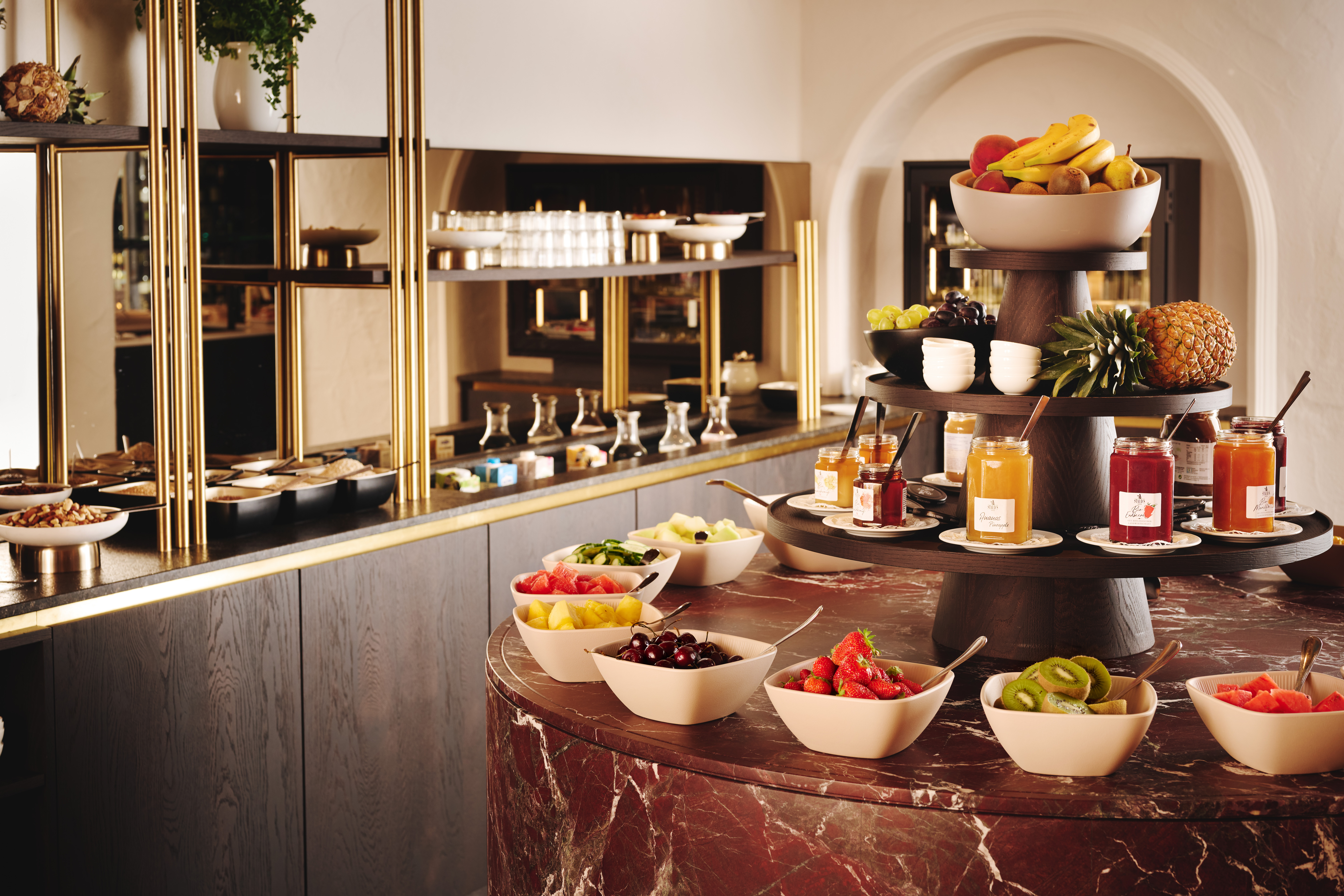 Hotels an der Piste - Rodeln - Österreich - Frühstückbuffet Burg Hotel Lech - Burg Hotel Lech am Arlberg