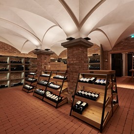 Skihotel: Burg Hotel Weinkeller mit 1.200 Positionen Wein aus allen Weinbauregionen der Welt  - Burg Hotel Oberlech