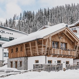 Skihotel: Außenansicht FIRSTpeak & Chalets - FIRSTpeak Zauchensee
