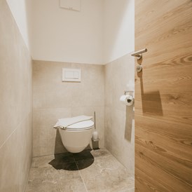 Skihotel: Separates WC im Doppelzimmer Deluxe - FIRSTpeak Zauchensee