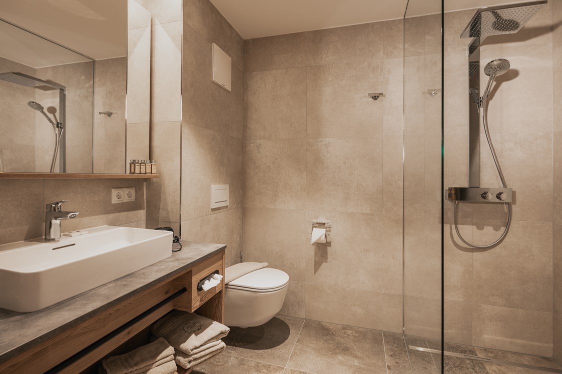 Skihotel: Badezimmer im Doppelzimmer Superior - FIRSTpeak Zauchensee