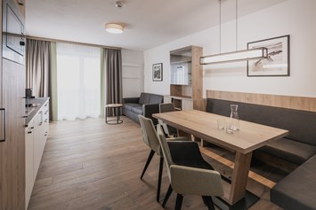 Skihotel: Wohn- und Essbereich Appartement Suite - FIRSTpeak Zauchensee