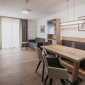 Skihotel: Wohn- und Essbereich Appartement Suite - FIRSTpeak Zauchensee