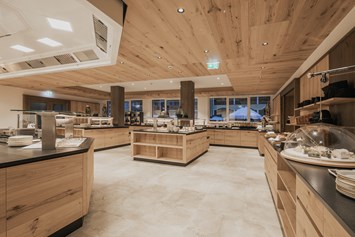 Skihotel: Buffetbereich - FIRSTpeak Zauchensee