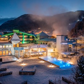 Skihotel: Außenansicht Schlosshotel Lacknerhof Winter Abend  - Schlosshotel Lacknerhof****S Flachau