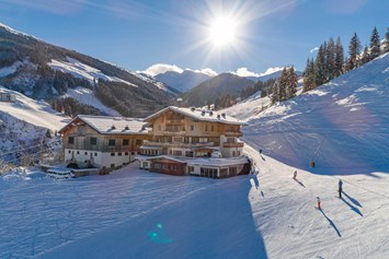 Skihotel: Ferienwohnungen in Saalbach-Hinterglemm - direkt an der Skipiste! Ski-In & Ski-Out am 12erKogel - Ferienwohnungen Perfeldhof