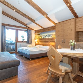 Skihotel: Zimmerbeispiel der Ferienwohnung "50" im Dachgeschoss - Ferienwohnungen Perfeldhof