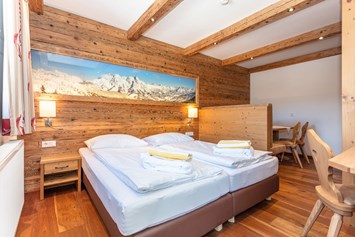 Skihotel: Zimmerbeispiel der Ferienwohnung "Galerie" im Dachgeschoss - Ferienwohnungen Perfeldhof