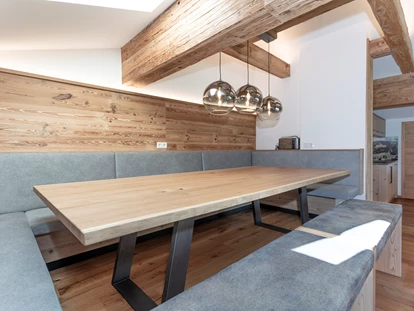 Hotels an der Piste - PLZ 6373 (Österreich) - Frisch renoviert: Der brandneue Aufenthaltsraum der "Galerie" mit großem Esstisch, Bar, drehbarem TV und luxuriöser Küche mit Natursteinplatte - Ferienwohnungen Perfeldhof