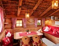 Skihotel: gemütlicher Wohn/Essbereich mit Kamin - Almdorf Flachau