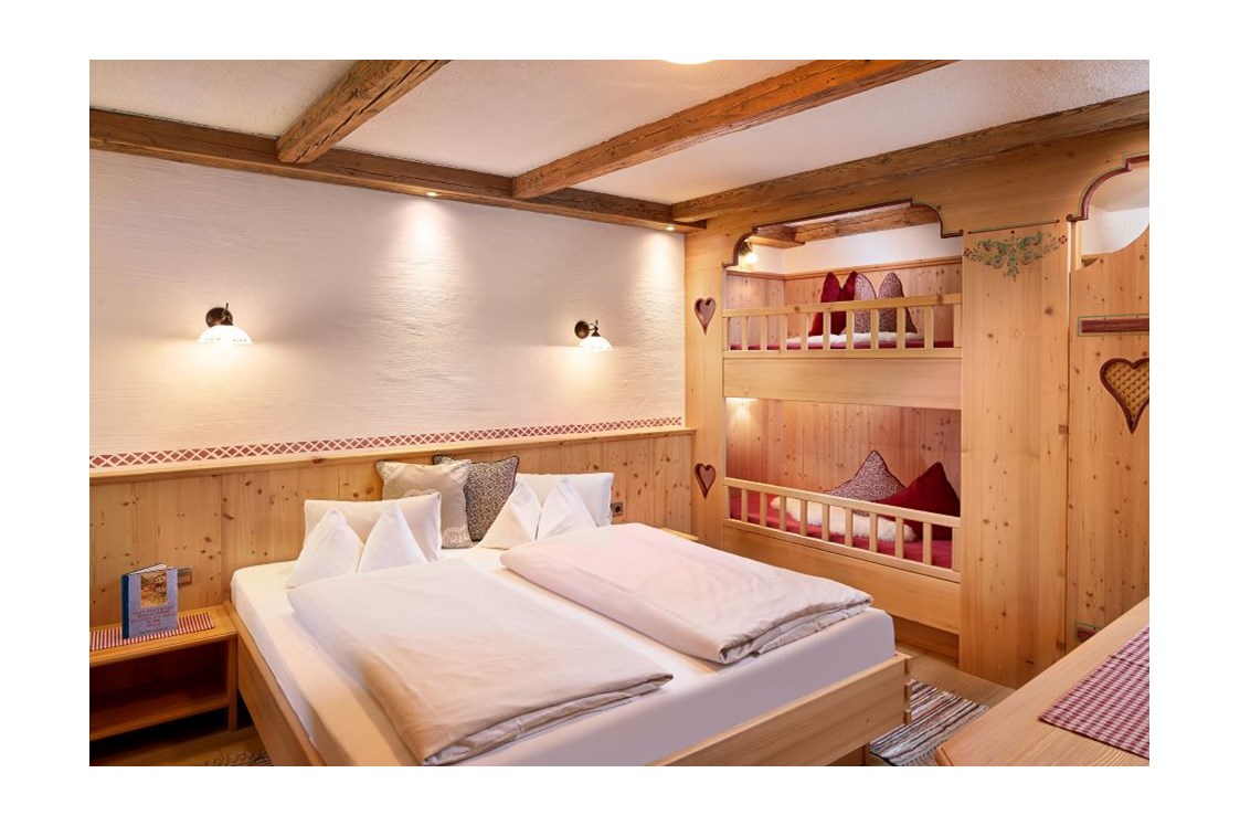 Skihotel: Schlafzimmer mit Doppelbett und Stockbett - Almdorf Flachau