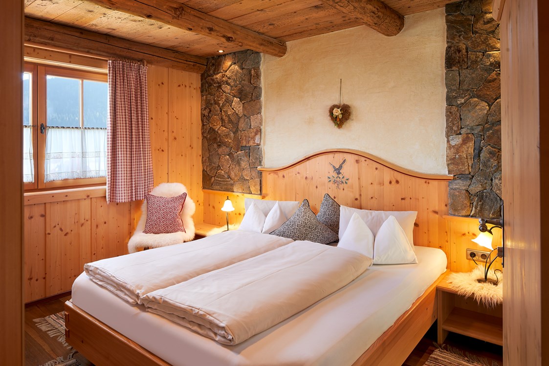 Skihotel: Schlafzimmer mit Doppelbett - Almdorf Flachau