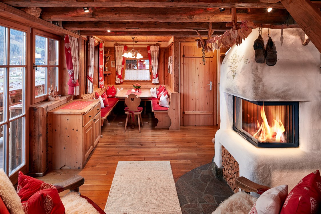 Skihotel: Gemütlicher Wohnbereich mit offenem Kamin - Almdorf Flachau
