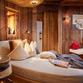 Skihotel: Wellnessliege vor der Sauna - Promi Alm Flachau