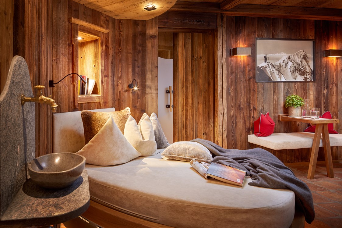 Skihotel: Wellnessliege vor der Sauna - Promi Alm Flachau