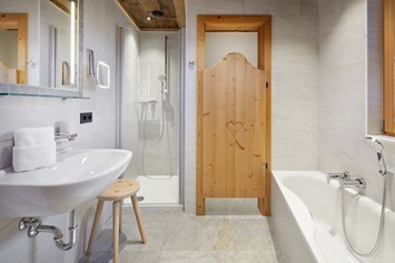 Skihotel: Badezimmer en suite mit Dusche und Badewanne (teilweise), WC getrennt, Haarfön und Kosmetikspiegel - Promi Alm Flachau