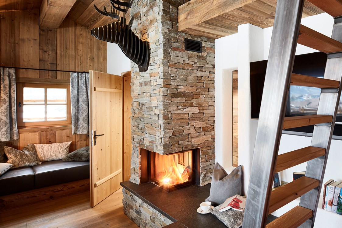 Skihotel: Offener Kamin im Wohnbereich - Promi Alm Flachau