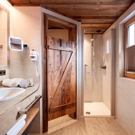 Skihotel: Badezimmer en suite mit Dusche und Badewanne (teilweise), WC getrennt, Haarfön und Kosmetikspiegel - Promi Alm Flachau