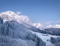 Skihotel: Herrliche Aussicht auf den Rettenstein und Dachsteingletscher direkt aus unserer Lodge-Lounge! - meiZeit Lodge
