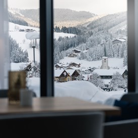 Skihotel: Blick ins Dorf - meiZeit Lodge
