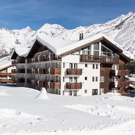 Skihotel: Hotel Außenansicht im Winter - Saaserhof Apartments