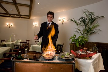 Skihotel: Flambierte Gerichte in unserem à la Carte Restaurant - Saaserhof Apartments