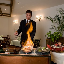 Skihotel: Flambierte Gerichte in unserem à la Carte Restaurant - Saaserhof Apartments