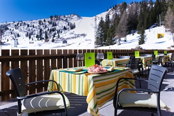 Skihotel: Terrasse auf der Skipiste - Sports&Nature Hotel Boè