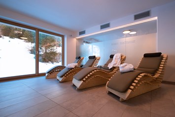 Skihotel: Relaxliege asu Holz - Sports&Nature Hotel Boè