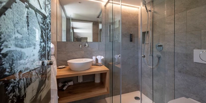 Hotels an der Piste - Hotel-Schwerpunkt: Skifahren & Ruhe - Rueun - Badezimmer Doppelzimmer Berghotel Tgantieni Lenzerheide - Berghotel Tgantieni