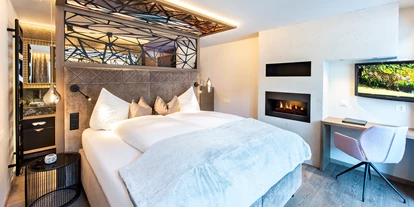Hotels an der Piste - Sauna - Kappl (Kappl) - Doppelzimmer mit integriertem Wintergarten mit spektakulärer Aussicht.
Bettengrösse (LxBxH): 200 x 180 x 73cm
Zimmergrösse: 28m2
Ausgestattet mit Walk-in Dusche, WC, Doppelwaschbecken in Naturstein, Flatscreen-HDTV und -Radio, Zimmersafe, Effektfeuer, Balkon und WLan.
Im Badezimmer finden Sie einen Haartrockner, flauschige Frotteewäsche, Pflegeprodukte und weitere Hygieneartikel. Bademäntel für den Besuch unseres hauseigenen Wellnessbereichs.
Halbpension im Zimmerpreis inkludiert:
Frühstücksbuffet mit Spezialitäten aus der Samnauner Sennerei und frischgekochten Eierspeisen. 5-Gang Wahl Abendmenu mit hausgemachtem, ofenfrischem Brot zum Einstieg.
Garagenplatz im Zimmerpreis inkludiert.
Nichtraucherzimmer. Keine Zusatzbetten. Keine Haustiere. - LARET private Boutique Hotel | Adults only
