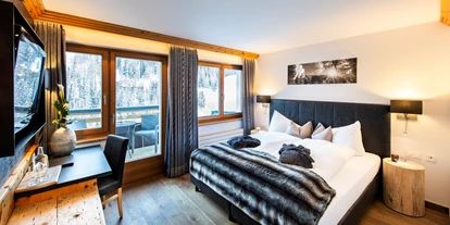 Hotels an der Piste - Sauna - Kappl (Kappl) - Alpine Superior Doppelzimmer
Edle Einrichtung, Holzboden, Sternenhimmel. 
Vom Zimmer und vom grosszügigen Balkon aus haben Sie eine herrliche Aussicht auf die Samnauner Bergwelt. 
Ausgestattet mit Flatscreen-HDTV, Radio und Zimmersafe. Gratis-WLan. Im Badezimmer finden Sie zudem einen Haartrockner, einen Kosmetikspiegel, flauschige Frotteewäsche, Pure Herbs-Pflegeprodukte und weitere Hygieneartikel. Bademantel für den Besuch unseres hauseigenen Wellnessbereichs. Aussen-Parkplatz im Zimmerpreis inkludiert. Keine Zusatzbetten. Keine Haustiere. - LARET private Boutique Hotel | Adults only