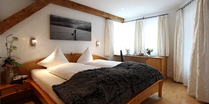 Hotels an der Piste - Sauna - Kappl (Kappl) - Freundlich eingerichtete Doppelzimmer direkt gegenüber dem Hotel.
Ausgestattet mit Dusche, WC, Flatscreen-HDTV und -Radio, kleiner Balkon und Gratis-WLan. Im Badezimmer finden Sie einen Haartrockner, flauschige Frotteewäsche, Pure Herbs-Pflegeprodukte und weitere Hygieneartikel. Bademäntel für den Besuch unseres hauseigenen Wellnessbereichs.
Parkplatz in der Einstellhalle im Zimmerpreis inkludiert. Keine Zusatzbetten. Keine Haustiere.
Benützung aller Einrichtungen sowie Mahlzeiten im Hotel. - LARET private Boutique Hotel | Adults only