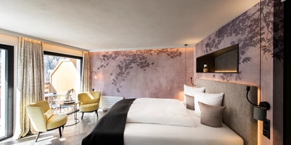 Hotels an der Piste - Sauna - Kappl (Kappl) - Mountain Superior - helles und geräumiges Zimmer mit Holzboden in Fischgrätverlegung und Panoramablick durch bodenbündige Fensterfront.
Bettengrösse (LxBxH): 200 x 180 x 73cm
Zimmergrösse: 28m2
Ausgestattet mit Walk-in Regendusche, Doppelwaschbecken, WC, Flatscreen-HDTV und -Radio, Zimmersafe, Effektfeuer, Südbalkon und WLan.
Im Badezimmer finden Sie einen Haartrockner, flauschige Frotteewäsche, Pflegeprodukte und weitere Hygieneartikel. Bademäntel für den Besuch unseres hauseigenen Wellnessbereichs.
Halbpension im Zimmerpreis inkludiert:
Frühstücksbuffet mit Spezialitäten aus der Samnauner Sennerei und frischgekochten Eierspeisen
5-Gang Wahl Abendmenu mit hausgemachtem, ofenfrischem Brot zum Einstieg
Garagenplatz im Zimmerpreis inkludiert.
Nichtraucherzimmer. Keine Zusatzbetten. Keine Haustiere. - LARET private Boutique Hotel | Adults only