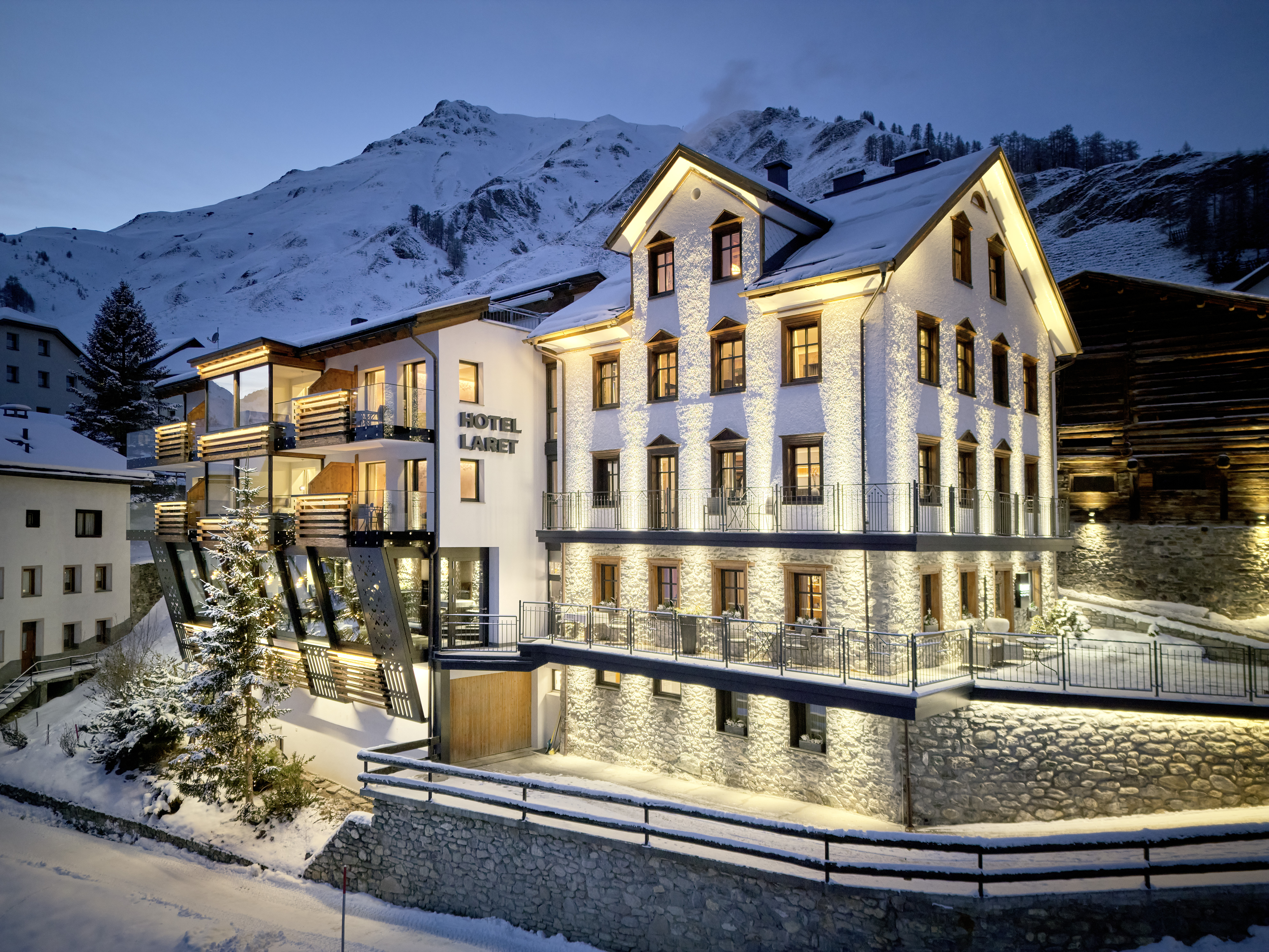 Hotels an der Piste - Schweiz - LARET private Boutique Hotel | Adults only
Privates Ambiente und Persönlichkeit.
Individueller Service mit Charakter, Charme und Flair.
Lassen Sie sich Willkommen heissen, überraschen und wertschätzen.

14 Zimmer und Suiten in verschiedenen Kategorien.
Restaurant, Panorama-Dining, Aufzug, Tiefgarage, Parkplätze, Skiraum, Schuhheizung
Sauna/Sanarium, Infrarotkabine, Ruheraum, TESLA Destination Charging

Hoteleigener Ski-Shuttle zur Silvretta Arena Samnaun-Ischgl (6min), Ortsbus Haltestelle vor Hotel
Ski-out zum Hotel über Piste #60 - LARET private Boutique Hotel | Adults only