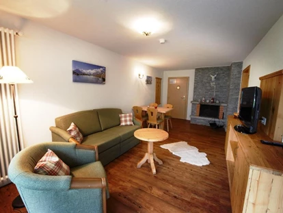 Hotels an der Piste - WLAN - Blatten b. Naters - Panorama Suite - Wohnzimmer - Hotel Bristol *** Saas-Fee