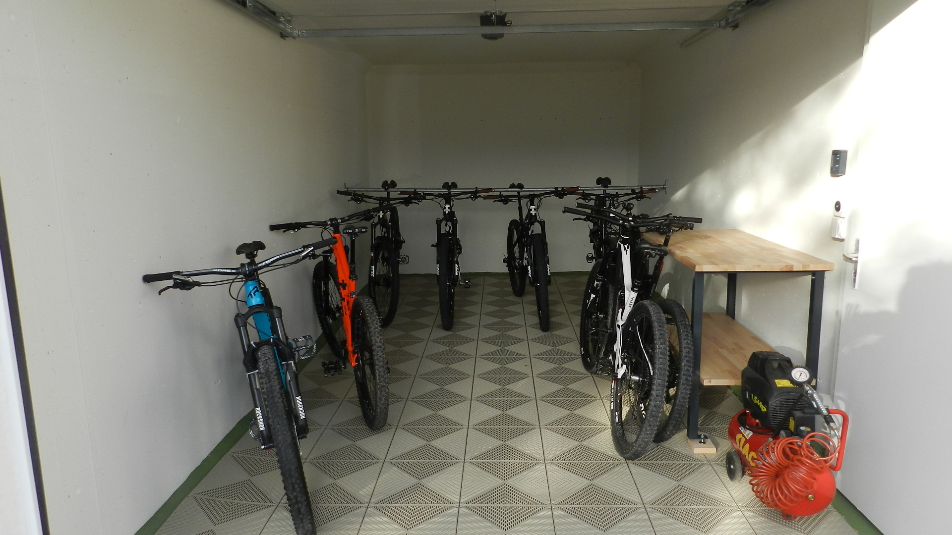 Skihotel: BIKE - Raum  abschliessbar
Im Winter - SKI - Raum  - CASA MITTENWALD Flumserberg Tannenheim, zentral - Haus | Umgebung