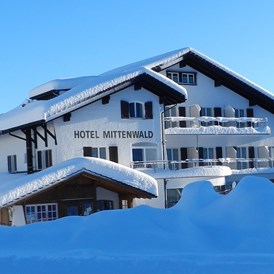 Skihotel: Willkommen im Mittenwald. VOM BRETT INS BETT... direkter Pistenanschluss. 
Ski- Schlittel- Langlauf- Hallenbad... in nächster Nähe - Hotel Pizzeria Mittenwald Flumserberg Tannenheim