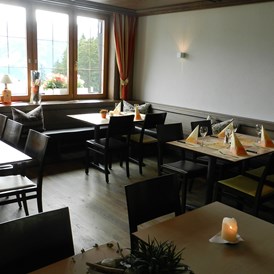 Skihotel: Restaurant / Pizzeria  / feinste Saisonale Angebote aus der Küche sowie die beliebten Pizzas nach Hausrezept - Hotel Pizzeria Mittenwald Flumserberg Tannenheim