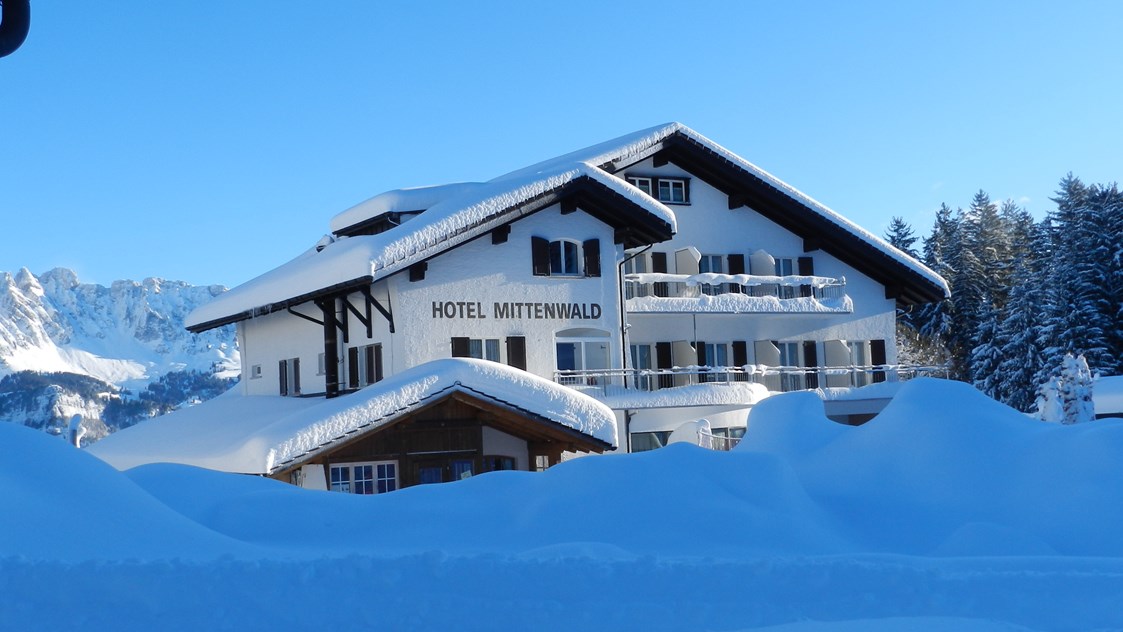 Skihotel: Direkt an der Piste gelegen / neben Hallenbad m. Sauna & Solarium - Hotel Pizzeria Mittenwald Flumserberg Tannenheim