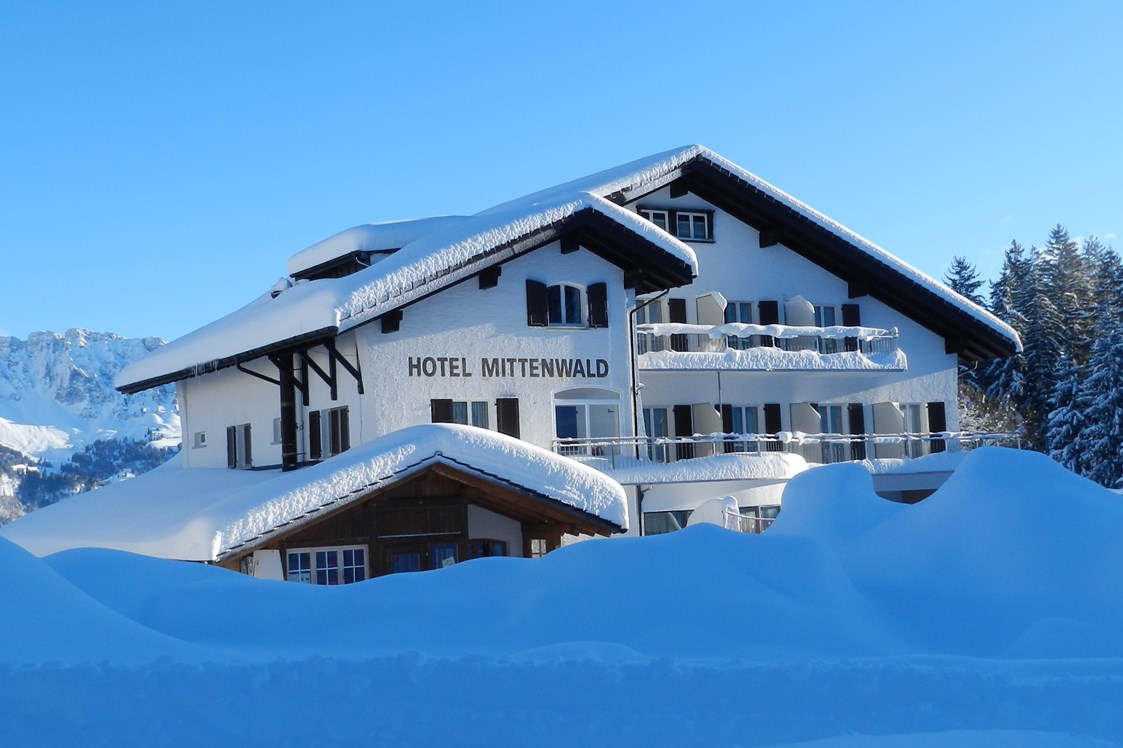 Skihotel: Direkt an der Piste gelegen / neben Hallenbad m. Sauna & Solarium - Hotel Pizzeria Mittenwald Flumserberg Tannenheim