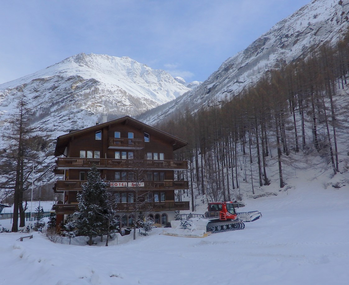 Skihotel: Hotel mit Pistenfahrzeug - Hotel Sport
